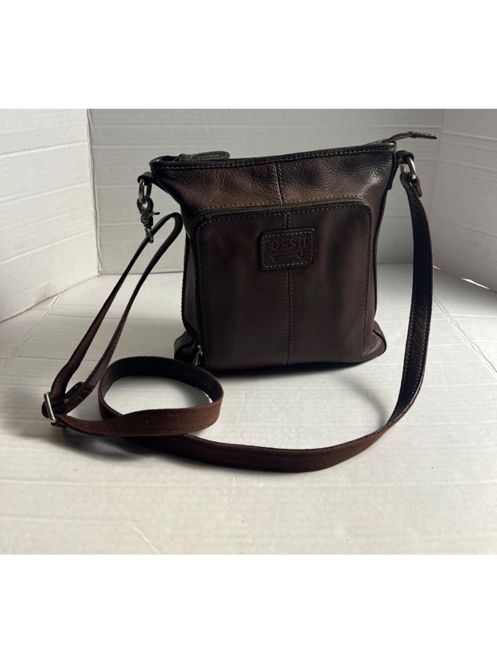 Fossil Brown Leather Crossbody Bag Adjustable Strap & Front Zipper Pocket VTG